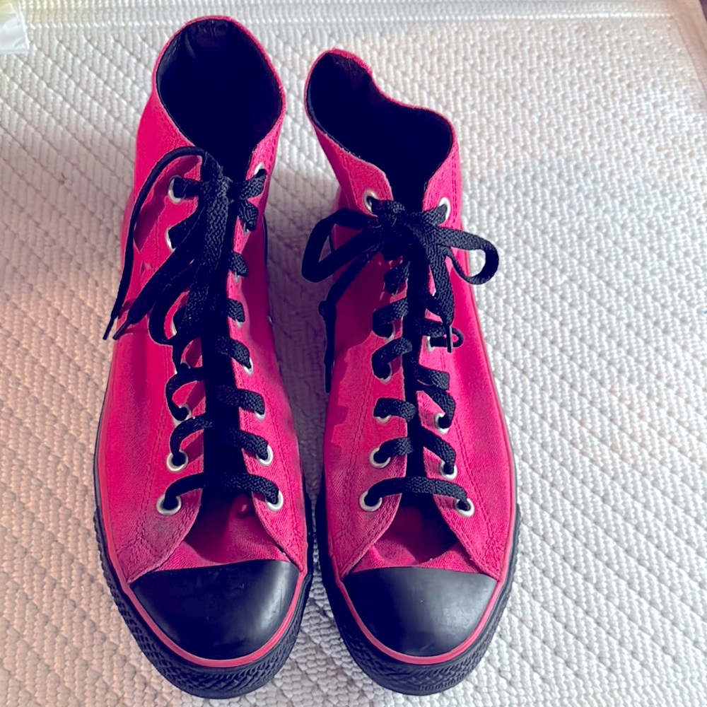 CONVERSE 2 TONE BLACK AND PINK HI-TOP CHUCK
TAYLOR ALL STARS